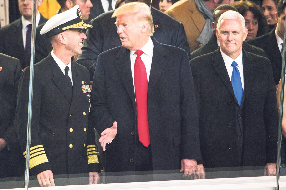 Mike Pence (r.) neben Donald Trump und Admiral John Richardson (l.)