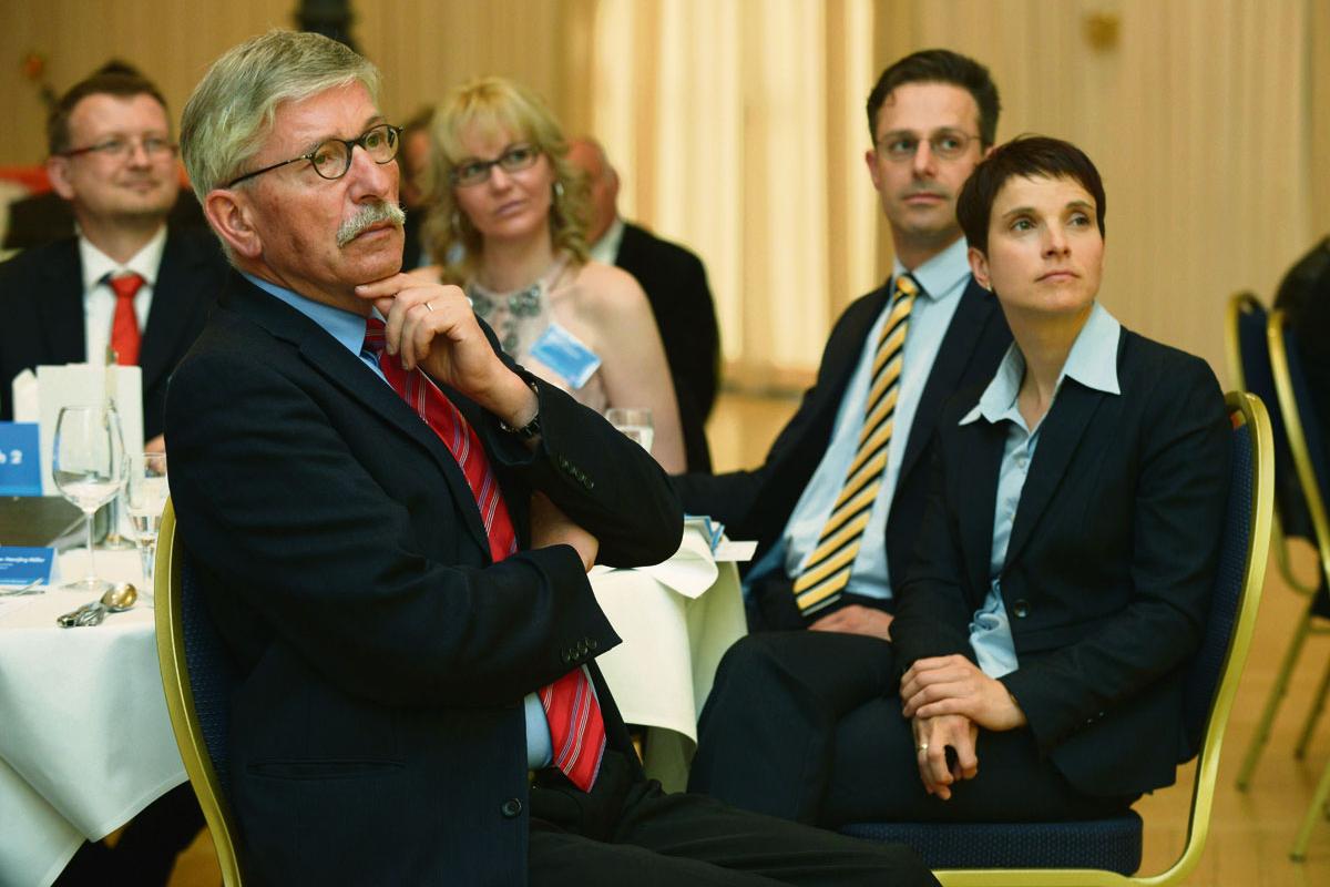 AfD und SPD vereint. Der Sozialdemokrat Thilo Sarrazin (links) mit Marcus Pretzell und Frauke Petry bei einer AfD-Veranstaltung 2015