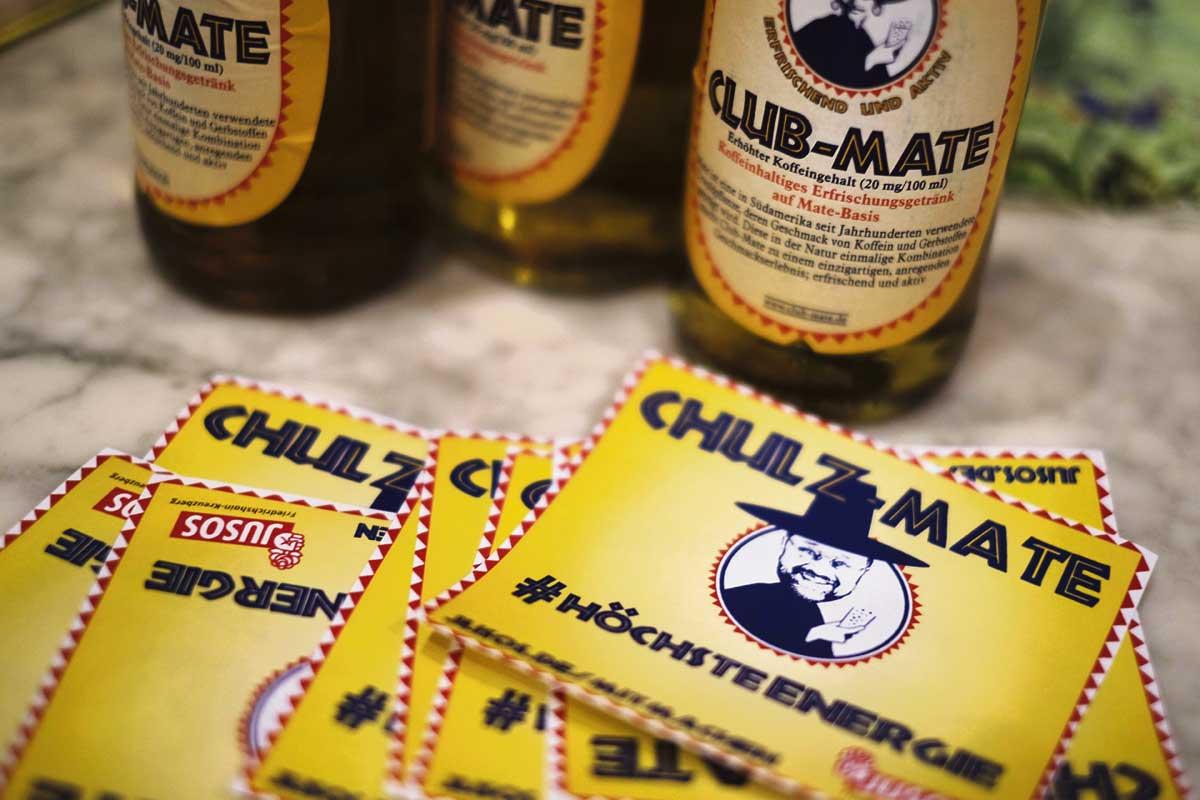 Coolness-Faktor: Jusos. Club-Mate-Flaschen mit »Chulz«-Aufklebern made in Berlin-Friedrichshain-Kreuzberg