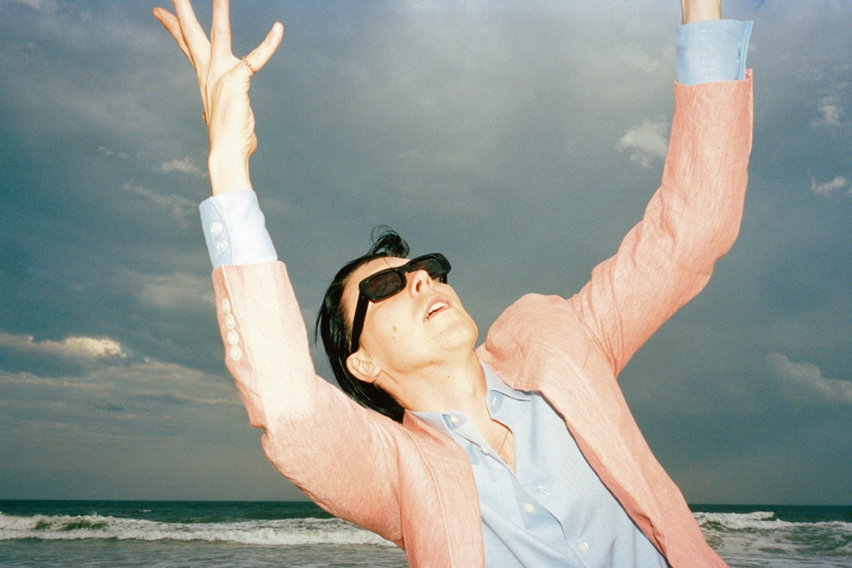 Glamrock am Meer. Alex Cameron sieht auf den zweiten Blick dem Sparks-Sänger Russell Mael erstaunlich ähnlich