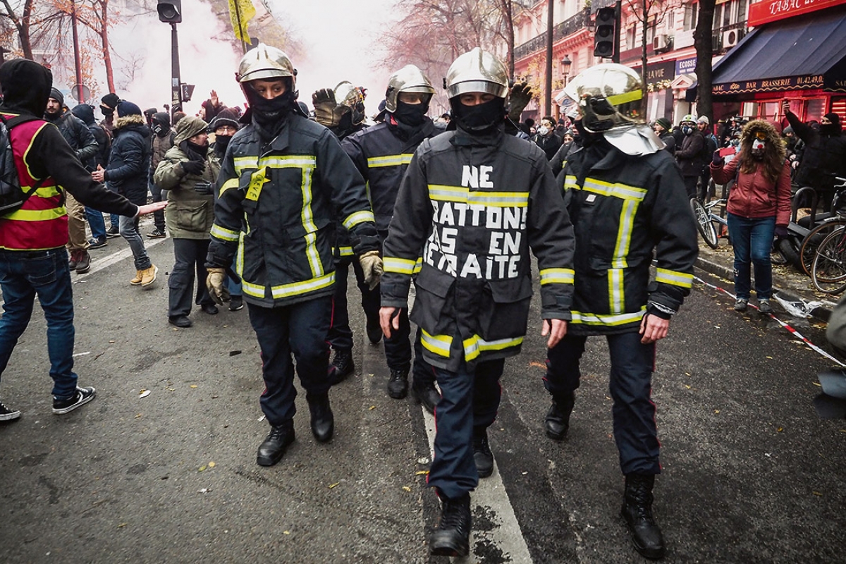 Streikende Feuerwehrleute bei der Demonstration am 5. Dezember in Paris