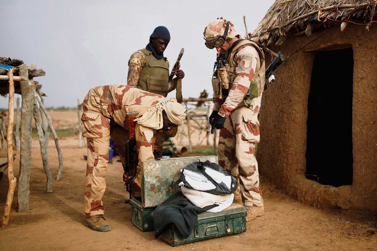 Malische Truppen und ein französischer Soldat 