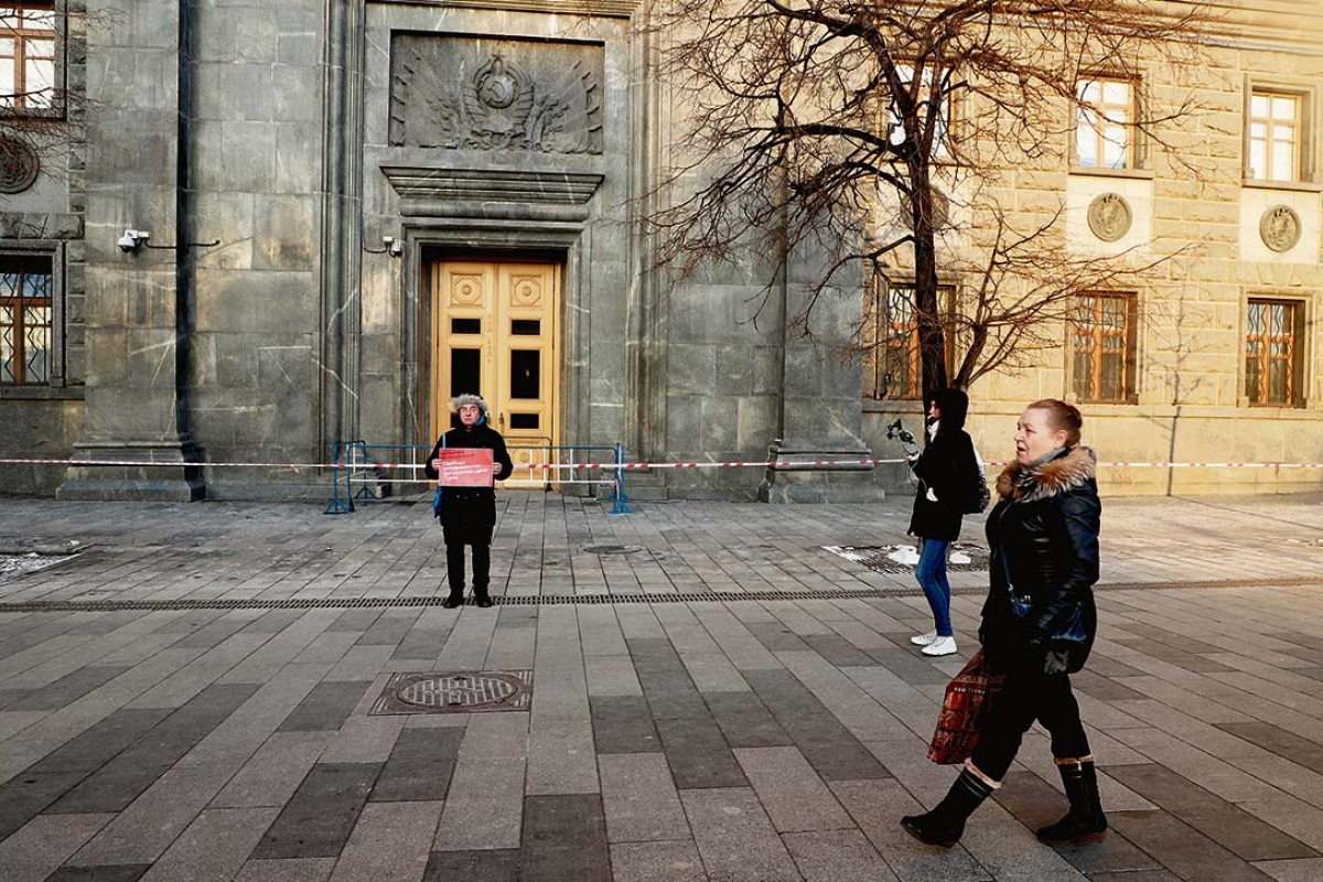 Ein-Personen-Demo gegen Folter und Repression und für die Freiheit der verfolgten Antifaschisten im Fall »Netzwerk«