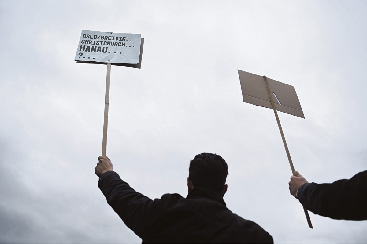  Ein Teilnehmer des Trauermarsches in Hanau am 23. Februar