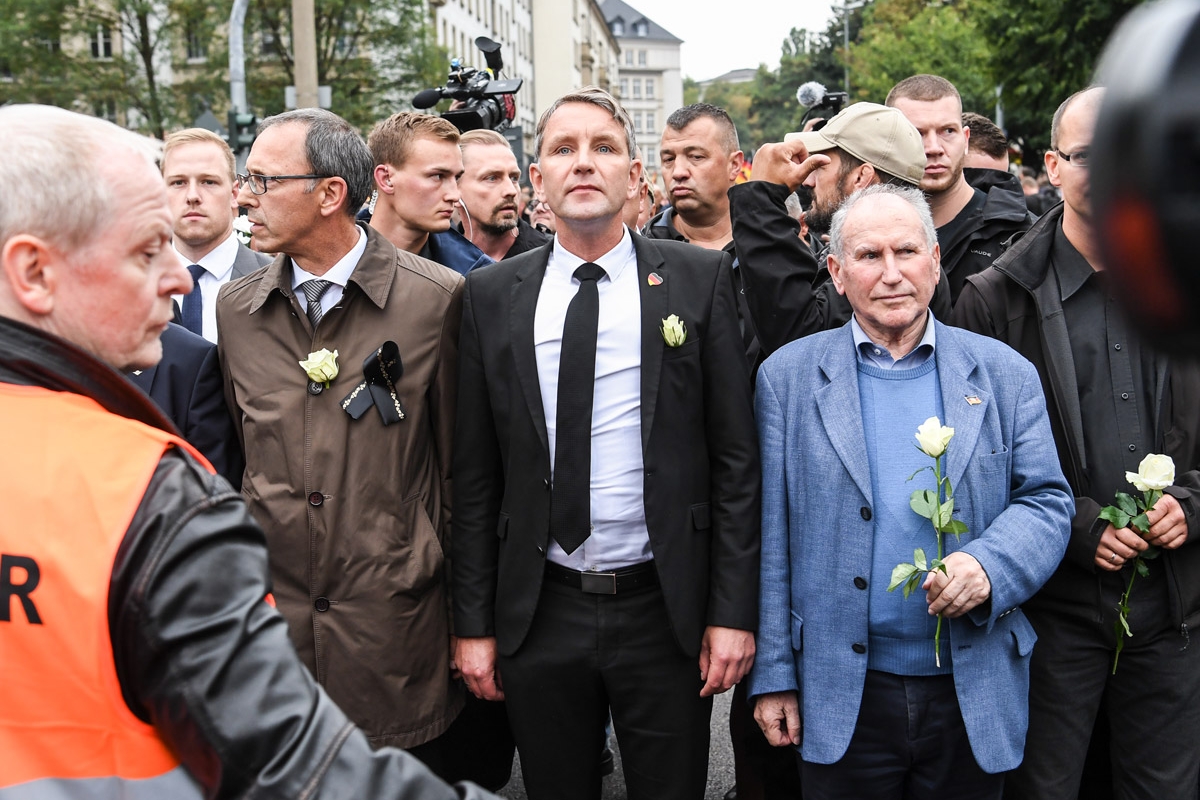 Steht rechts von Björn Höcke: Josef Dörr, gewählter Vorsitzender der Saar-AfD