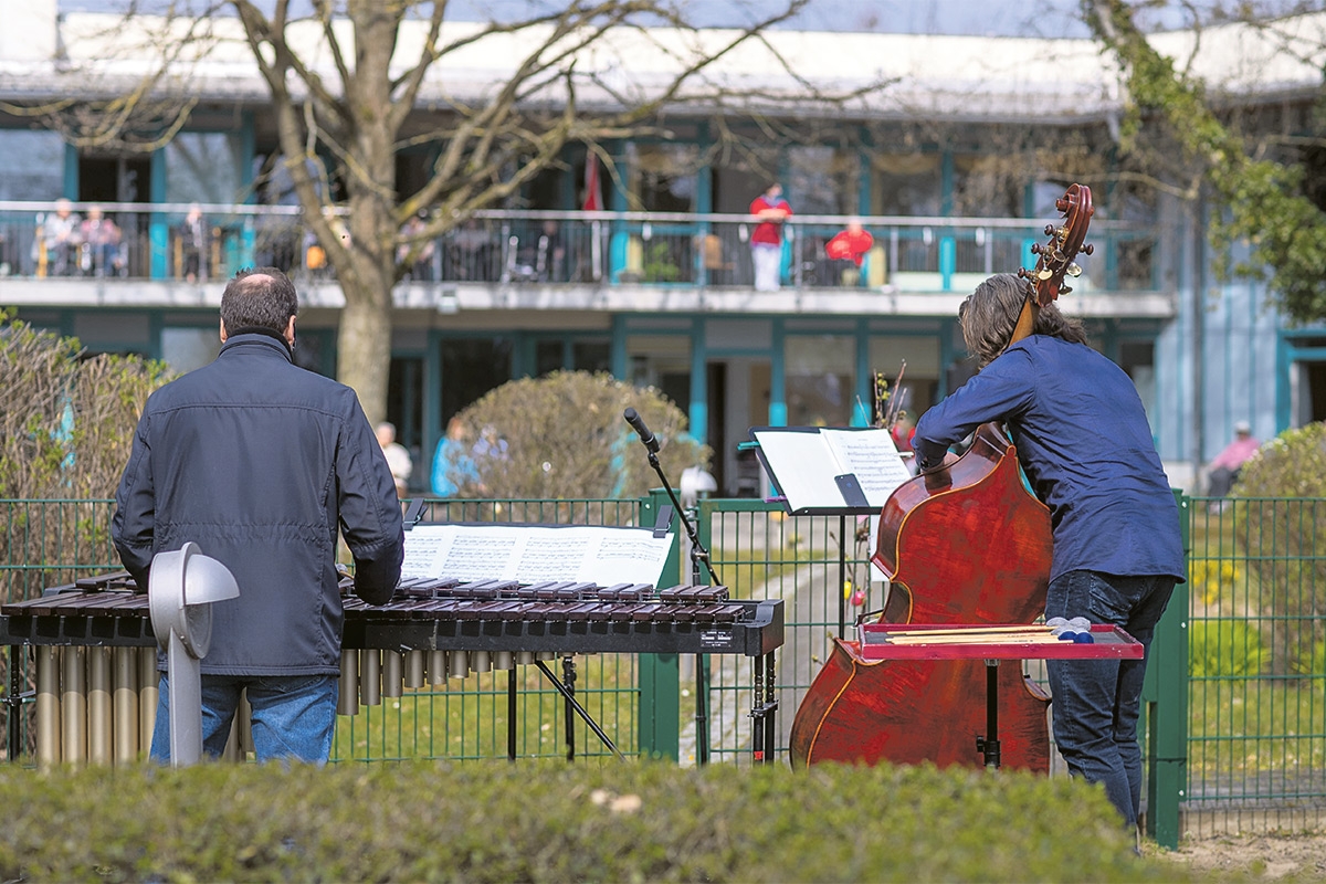 Konzert vor einem abgesperrten Seniorenheim