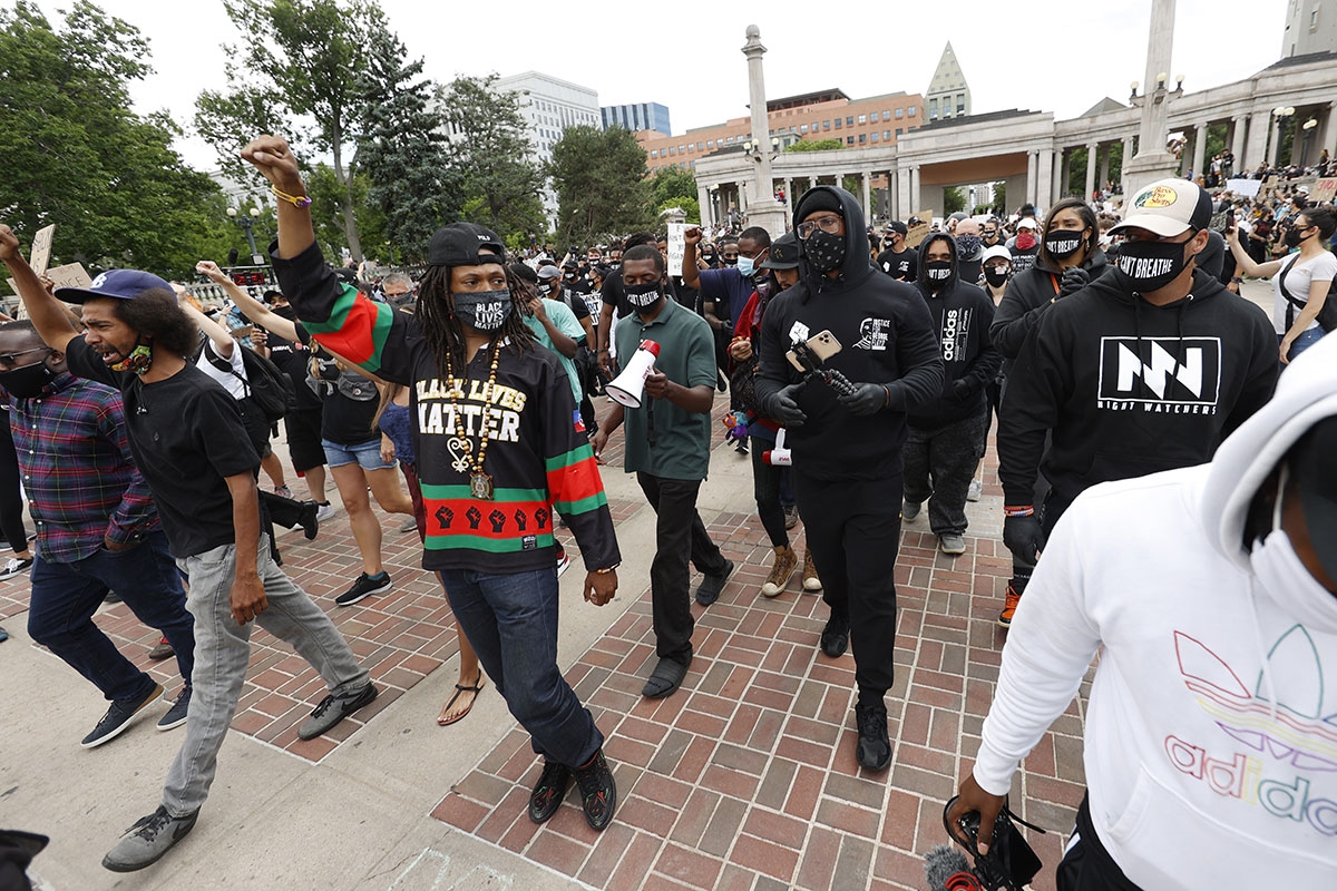 Von Miller (mit schwarzer Kapuze), Linebacker der Denver Broncos, und andere Spieler sowie deren Verwandte und Clubmitarbeiter nahmen vergangenen Samstag an einer Demonstration in Denver teil