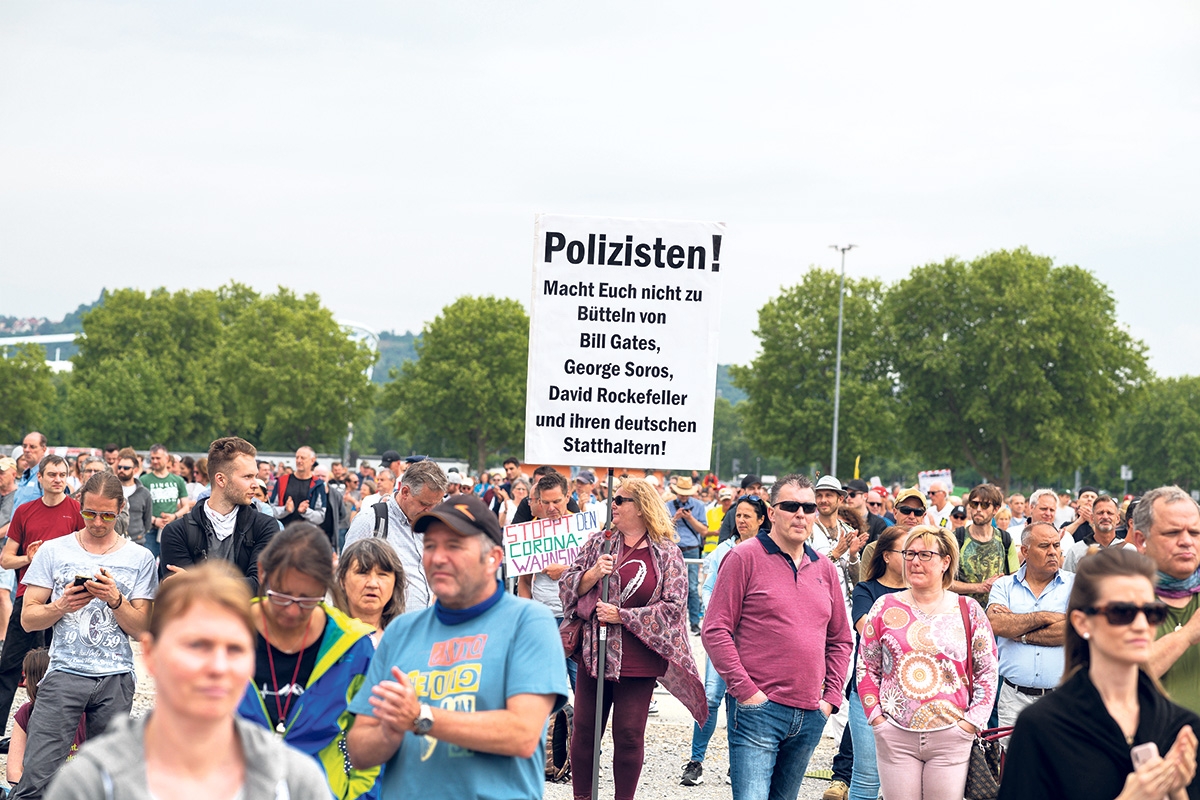 Antisemitisches Erklärungsmodell. Zu jener Elite, die vermeintlich die Welt regiert, zählt diese Demonstrantin auch den jüdischen Investor George Soros, Stuttgart, 9. Mai