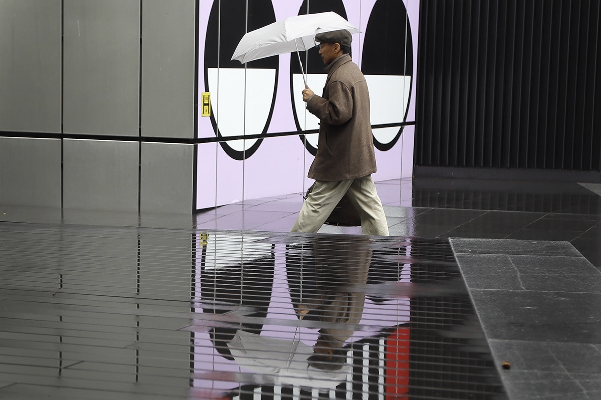 Mann mit Regenschirm in London