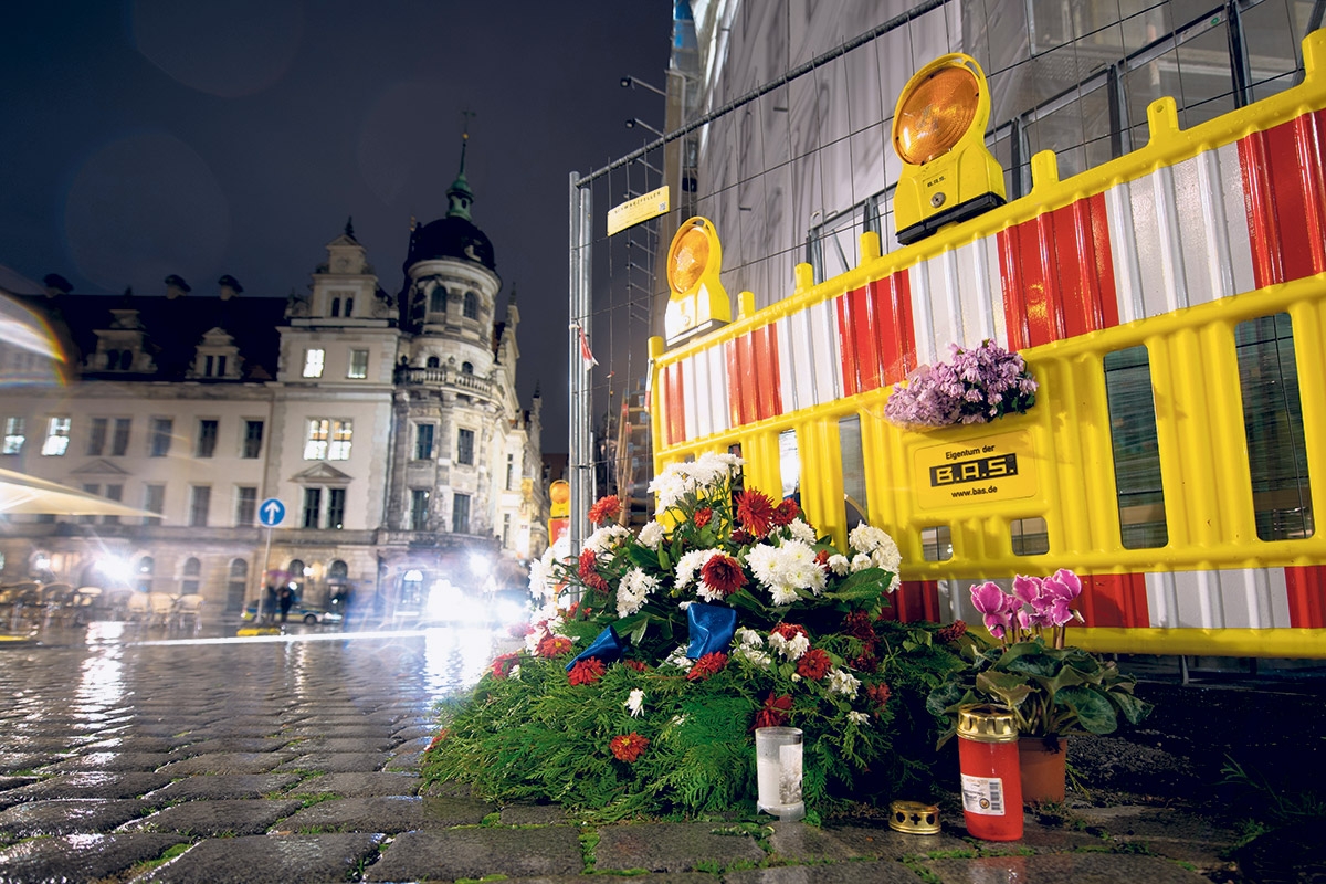 Niedergelegte Blumen zur Erinnerung am Tatort in Dresden