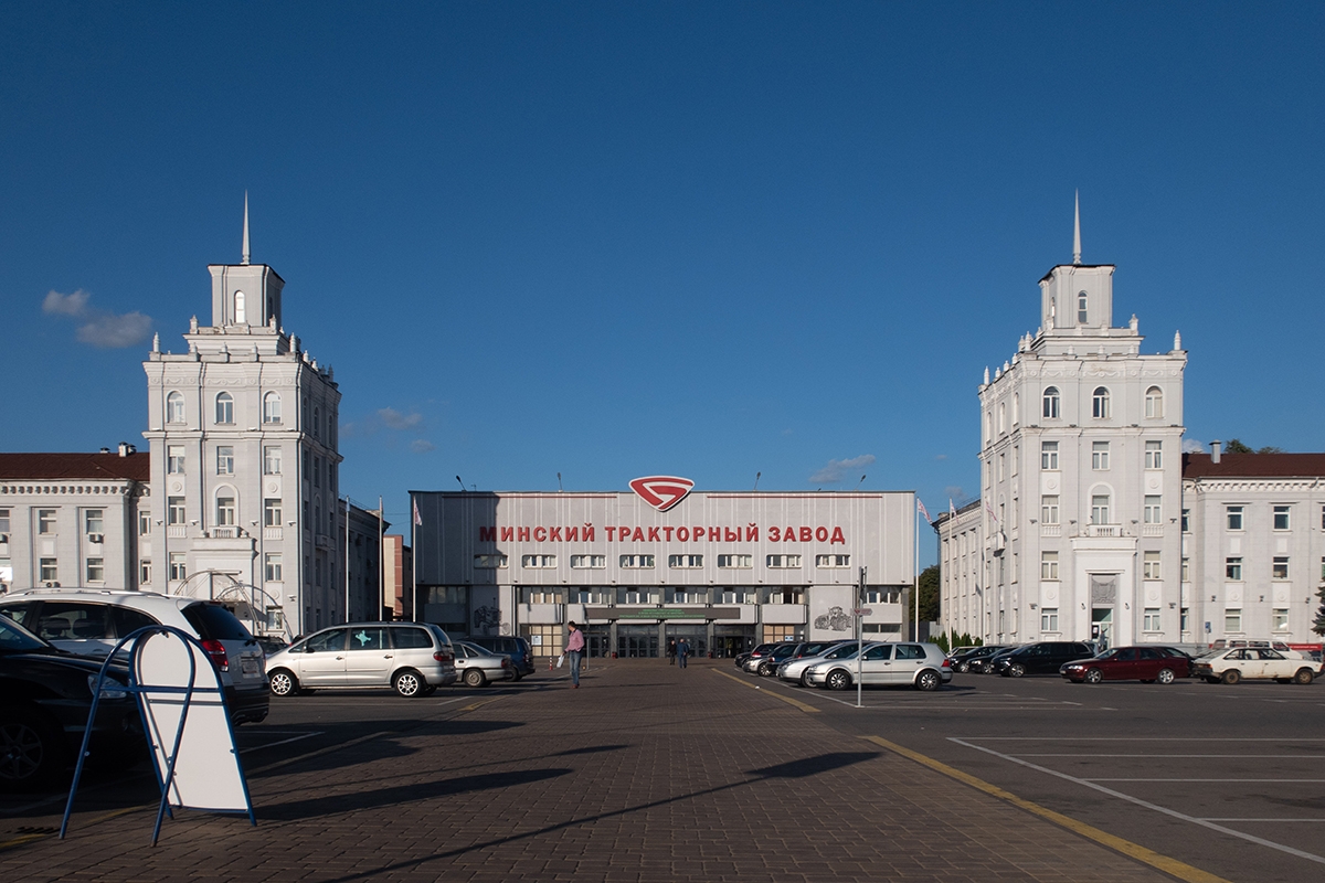 Hauptgebäude des Traktorenwerks in Minsk