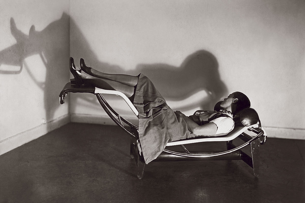 Charlotte Perriand liegt auf der »Chaise longue basculante«