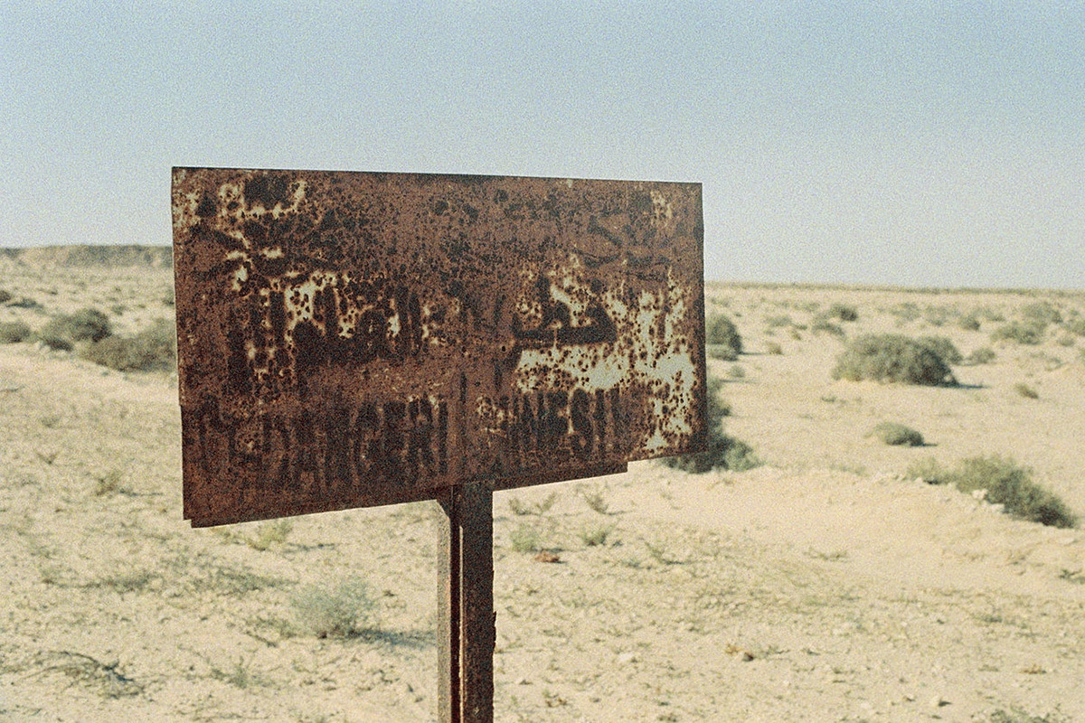 Verrostetet Minenwarnschild in der Westsahara