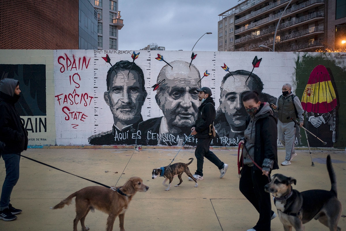 Graffito in Barcelona stellt ­Kontinuität von Diktator Francisco Franco über Juan Carlos I. bis Felipe VI. heraus