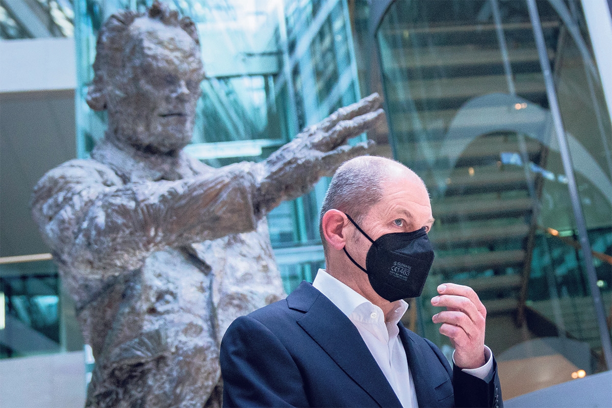 Olaf Scholz in der SPD-Zentrale vor der Willy Brandt Statue