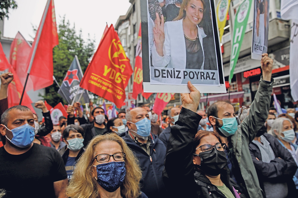 Protestierende in Istanbul am 18. Juni tragen ein Foto der ermordeten Deniz Poyraz