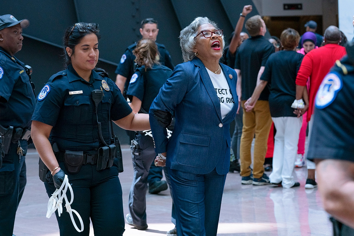 Die Abgeordnete Joyce Beatty wird bei einer Protestaktion festgenommen, Washington, D.C., 15. Juli