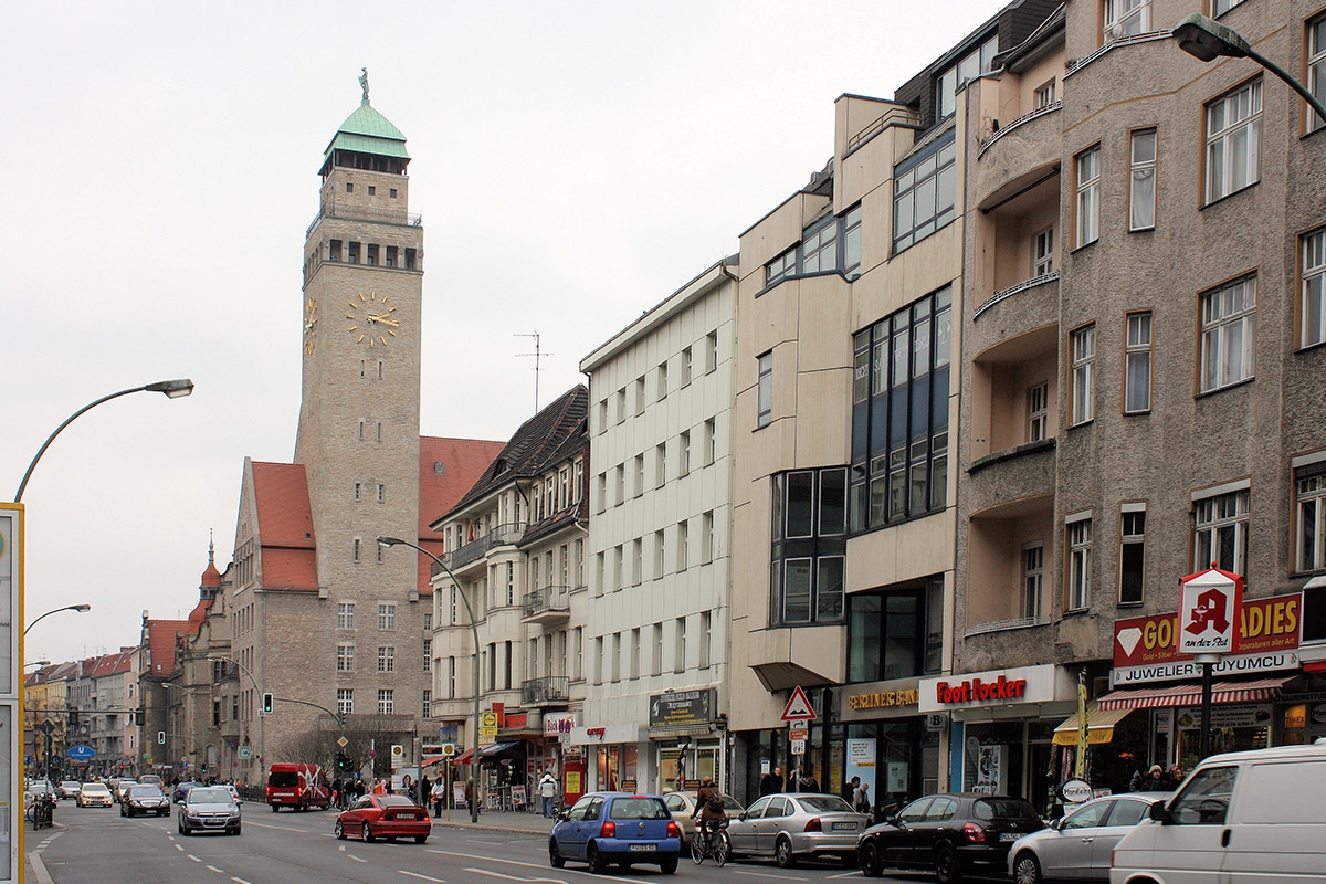 Blick in die Karl-Marx-Straße auf das Rathaus Berlin-Neukölln