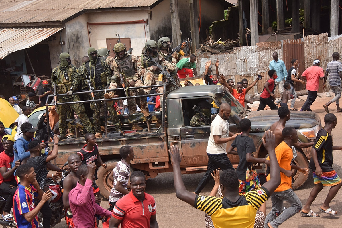 Einwohner der Hauptsadt Conakry bejubeln Mitglieder der guineischen Streitkräfte