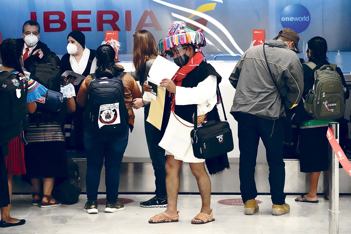 Ein Mitglied der Delegation der Zapatisten beim Check-in am Flughafen von Mexiko-Stadt