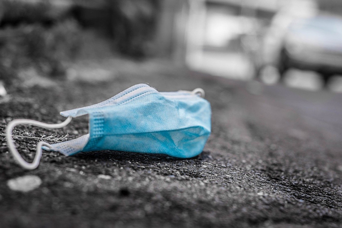 Maske liegt auf der Straße