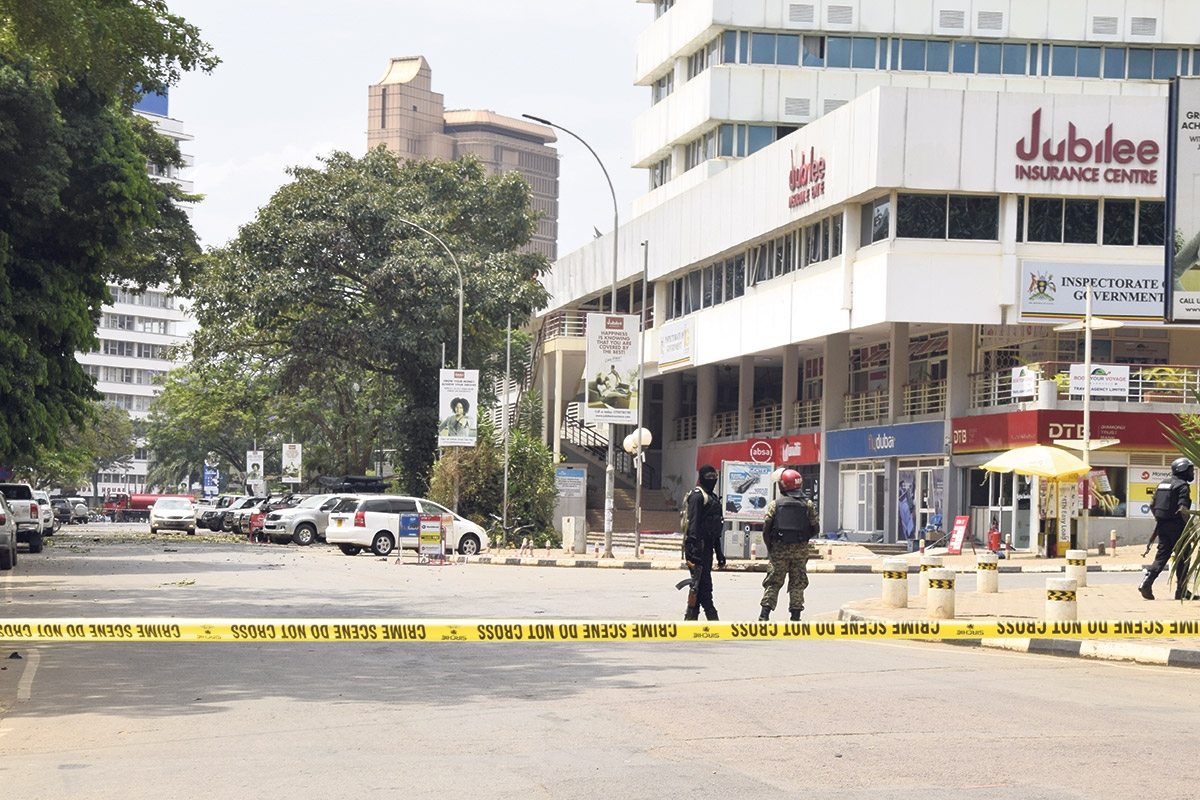 Polizisten sperren einen der Tatorte nach den Terroranschlägen in Kampala ab