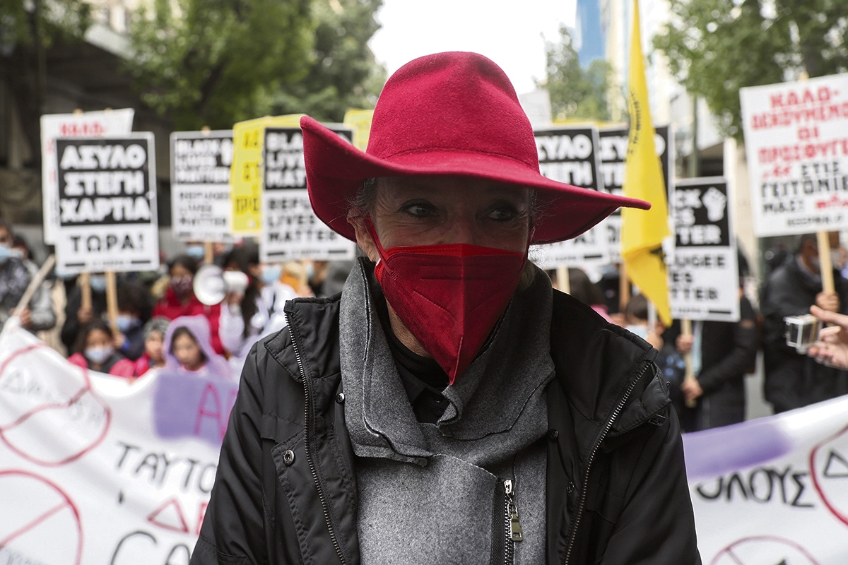 Die Journalistin Ingeborg Beugel auf einer Demonstration in Athen