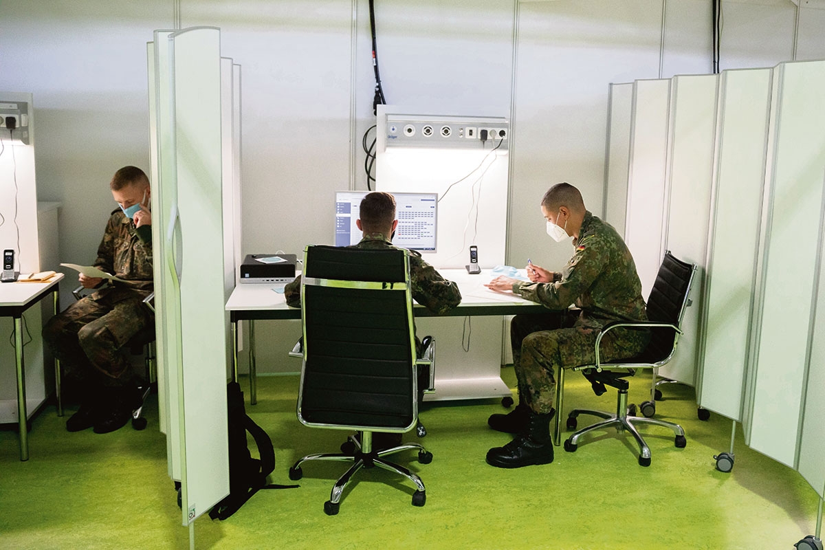 Soldaten der Bundeswehr in einem temporären Covid-19-Behandlungszentrum in Berlin