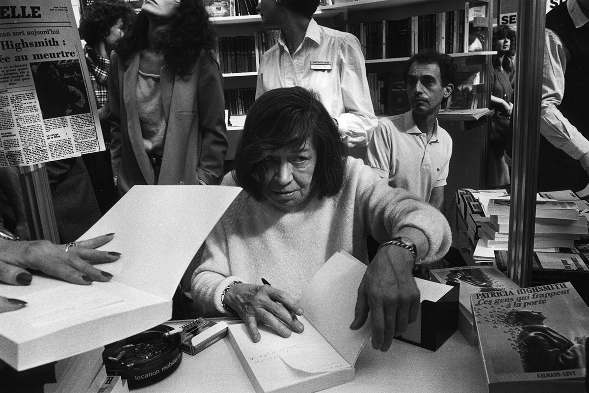 Patricia Highsmith beim Signieren ihrer Bücher