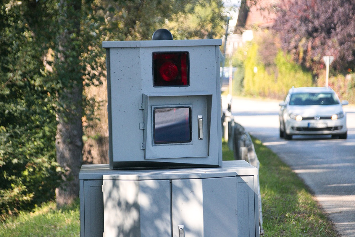 Blitzgerät an einer Straße