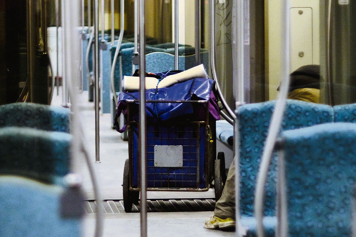 Ein Obdachloser fährt in einer S-Bahn in Berlin