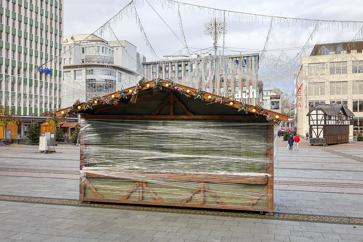 Ein in Folie verpackter Weihnachtsmarktstand