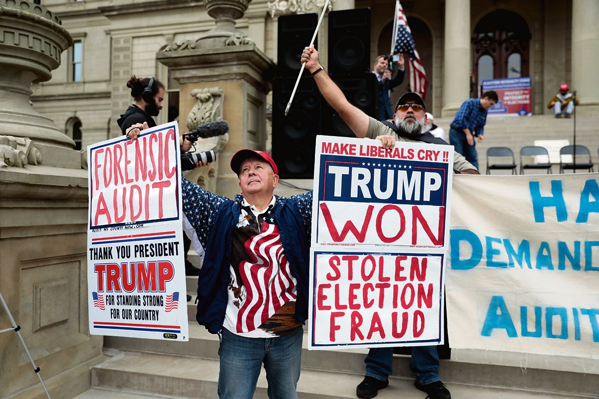 Trump-Anhänger demonstrieren vor dem Parlamentsgebäude von Michigan