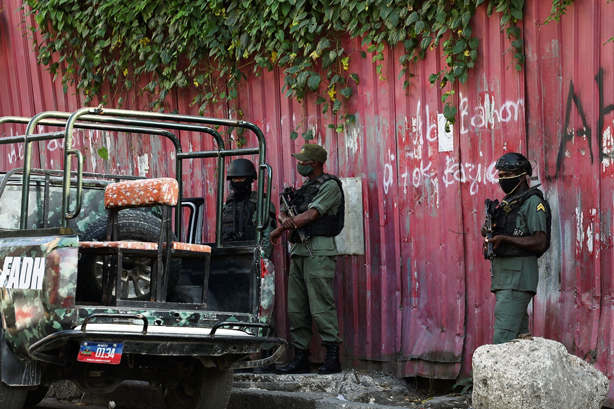 Nach dem Mordanschlag auf Präsident Ariel Henry stehen Soldaten am Präsidentenpalast in Port-au-Prince Wache