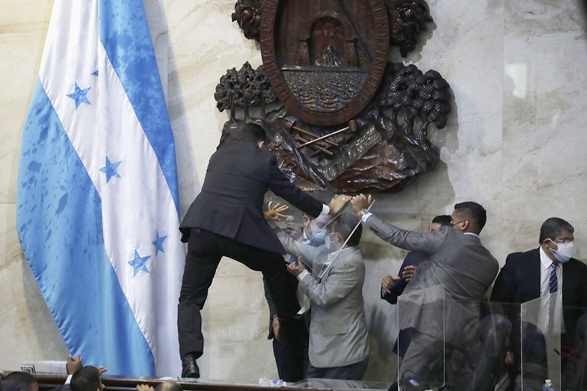 Abgeordnete geraten im Kongress von Honduras aneinander