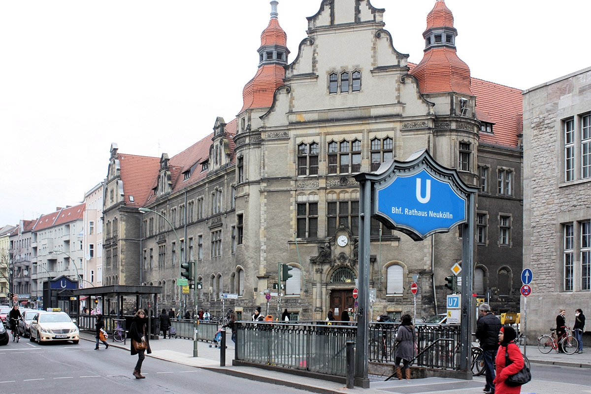 Amstgericht Neukölln und U-Bahneingang Rathaus Neukölln