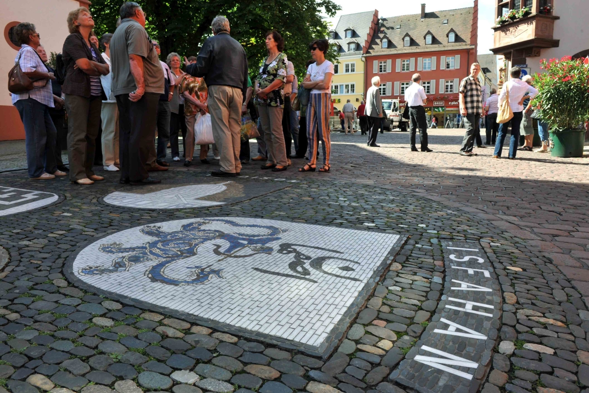 Das Wappen der iranischen Stadt Isfahan vor dem Rathaus der Partnerstadt Freiburg im Breisgau