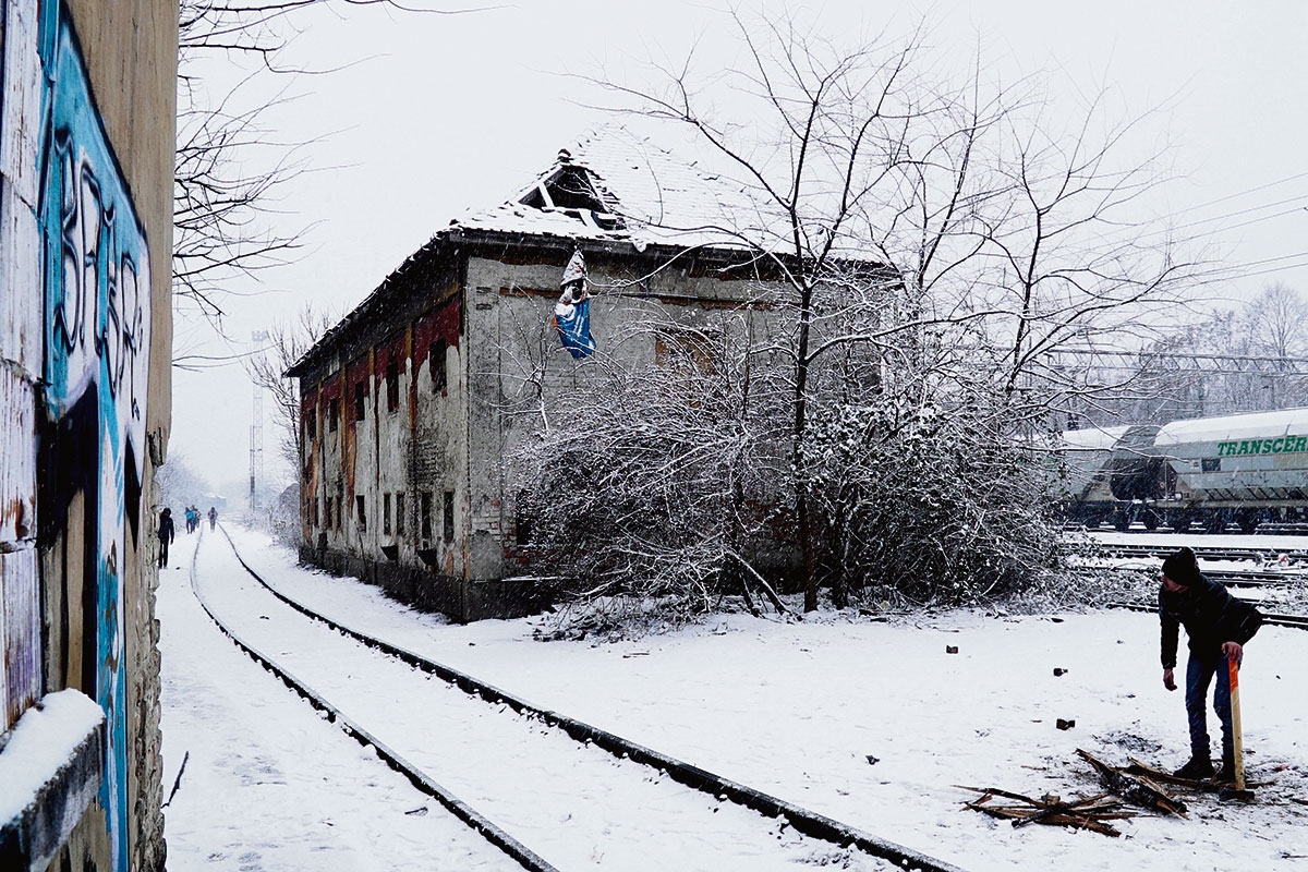  Am Bahnhof von Subotica nahe der ungarischen Grenze warten Geflüchtete auf ihre Chance zum Grenzübertritt nach Ungarn