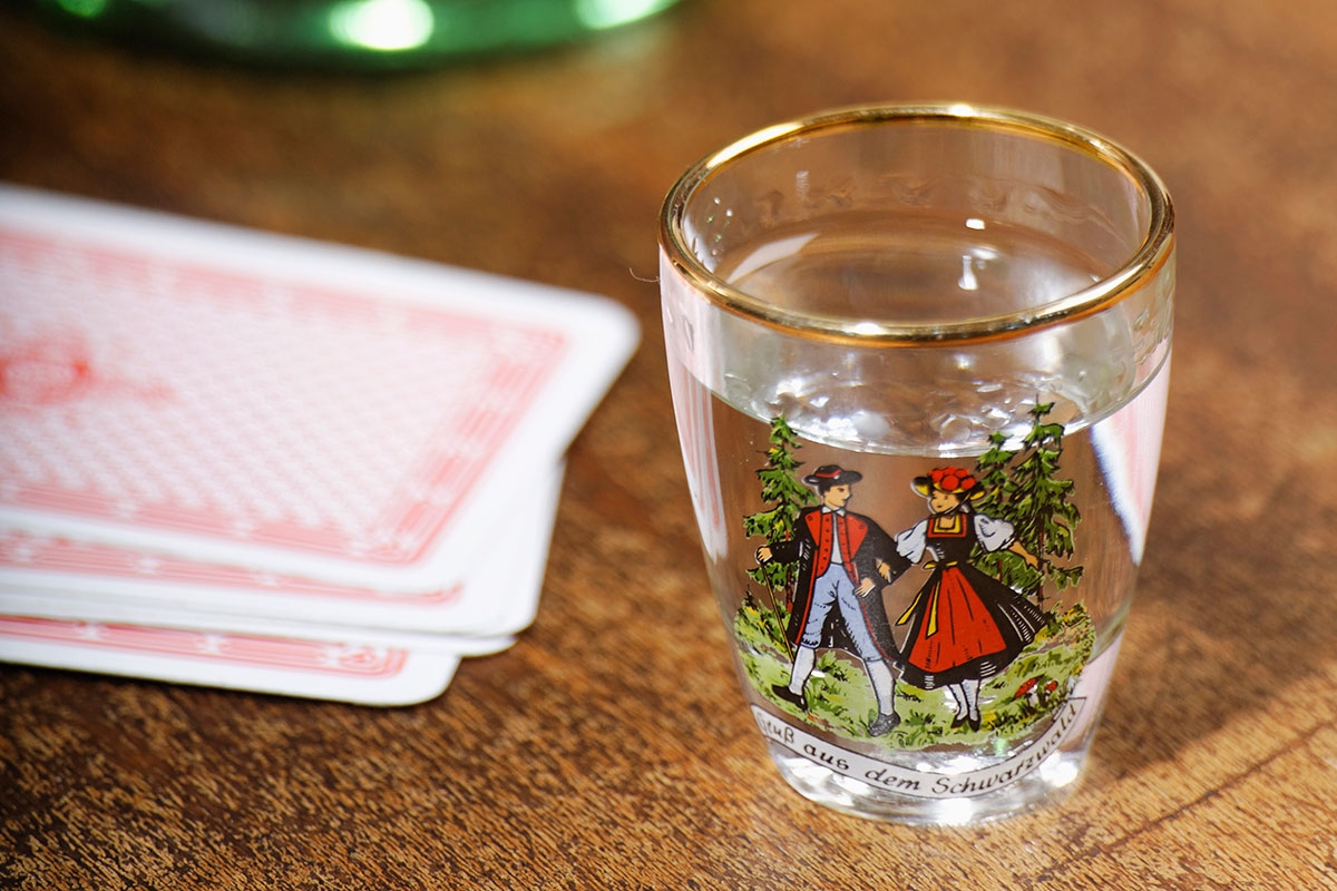 Schnapsglas und Spielkarten