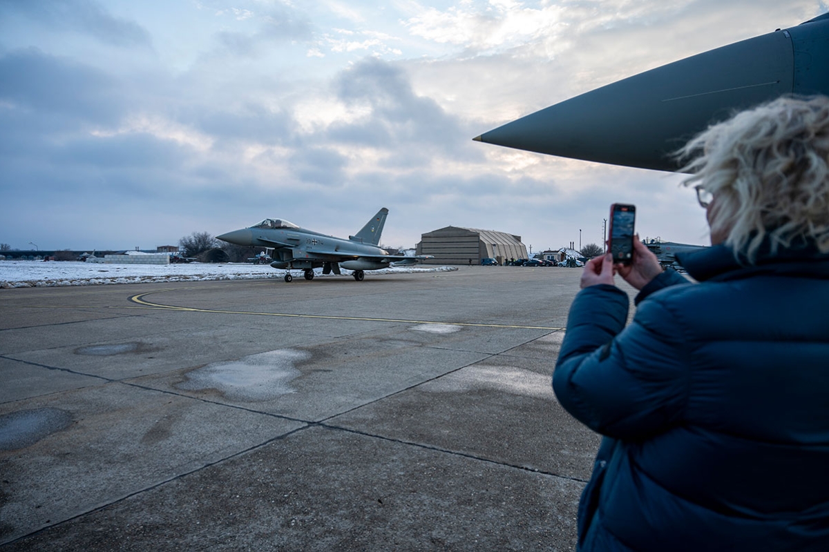 Verteidigungsministerin Christine Lambrecht filmt am 2. März in Rumänien einen deutschen Eurofighter