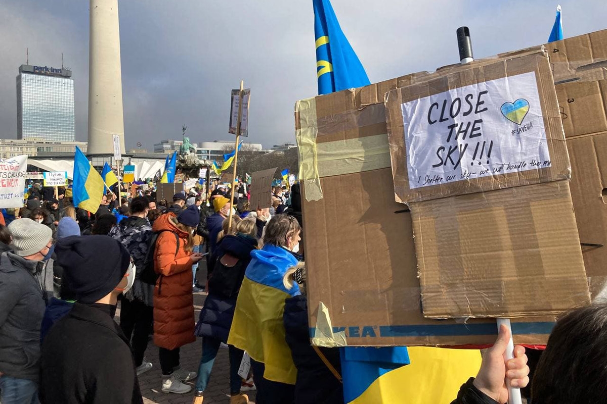 Ein von Vitsche-Berlin organisierter Protest auf dem Alexanderplatz in Berlin am 27. Februar