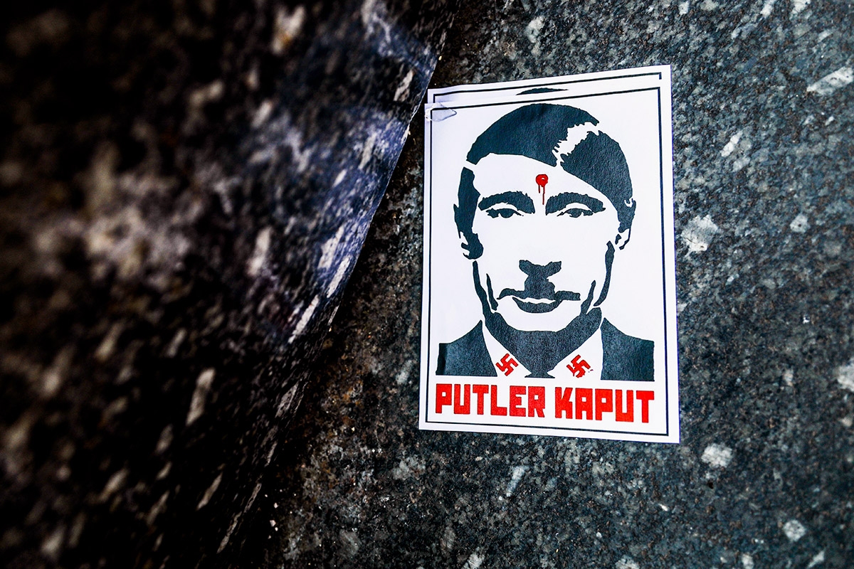 "Putler kaput" Plakat das Putin mit Hitler gleichsetzt