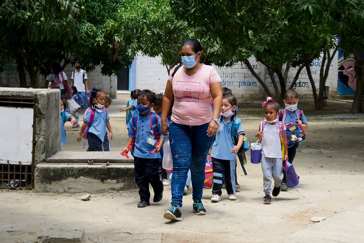 Schulkinder der Escuela Normal Superior San Pedro Alejandrino