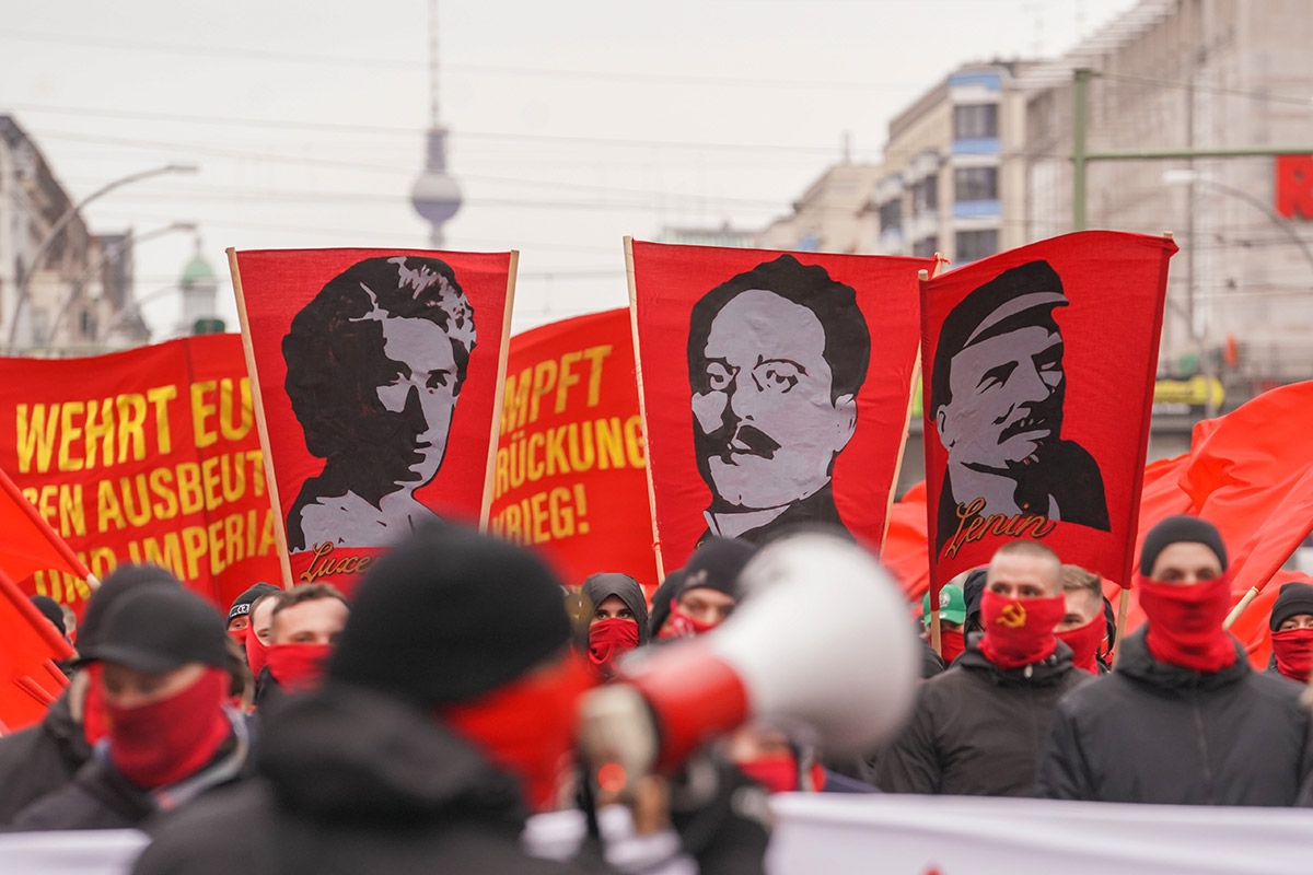 Bei einer Demonstration zum Gedenken für Rosa aLuxemburg und Karl Liebknecht anlässlich des 103. Jahrestages ihrer Ermordung werden Transparente mit Fotos der gedachten Persönlichkeiten gezeigt.