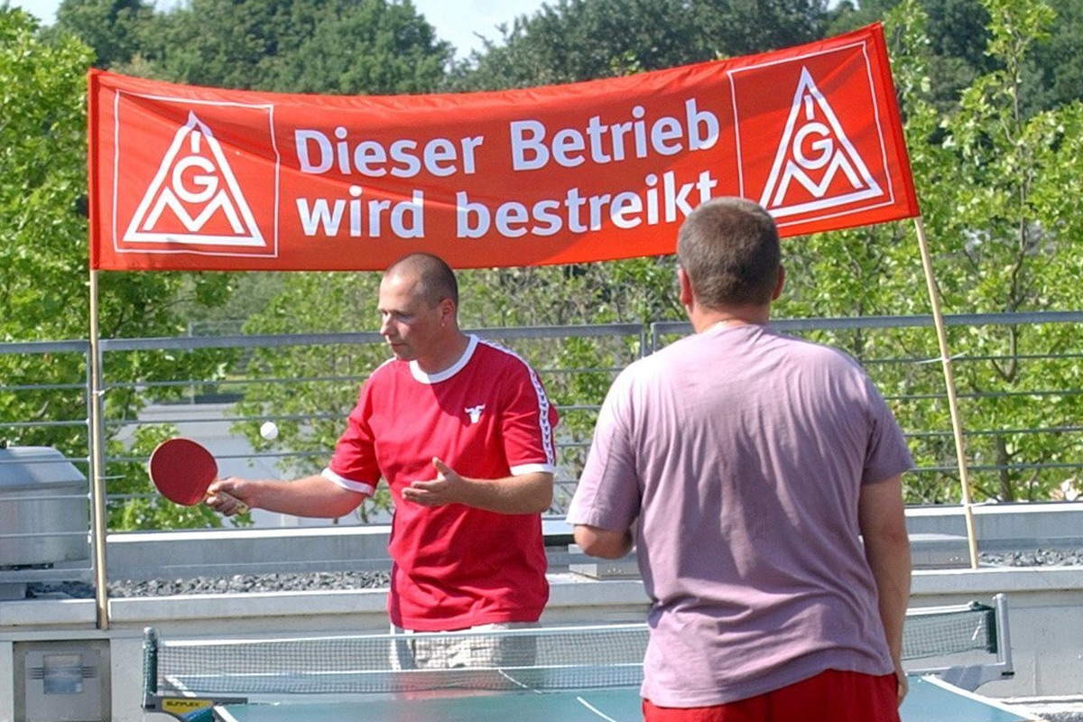 Tischtennis spielen während des Streiks bei VW 2003