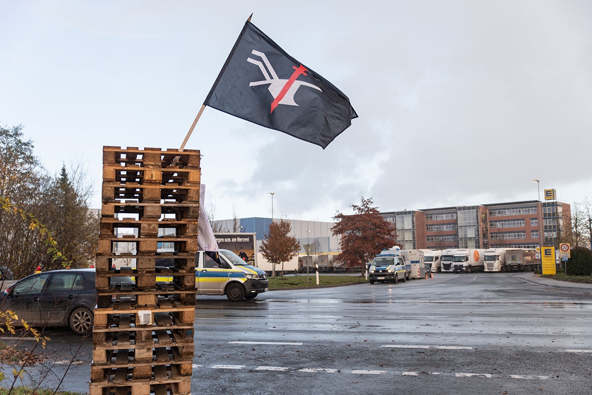 Flagge der Landvolk-Bewegung bei Protest von »Land schafft Verbindung« in Wiefelstede