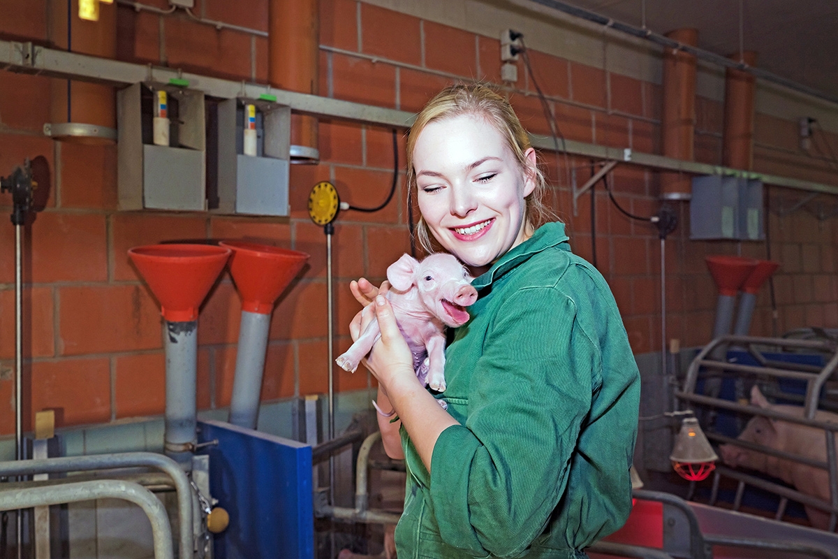 Landwirtin mit Ferkel