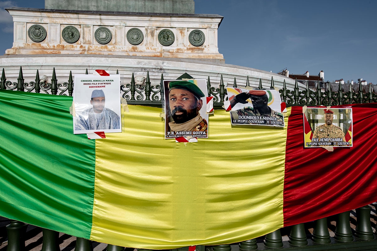 Demonstration in Paris für die Coups in Burkina Faso, Mali und Guinea