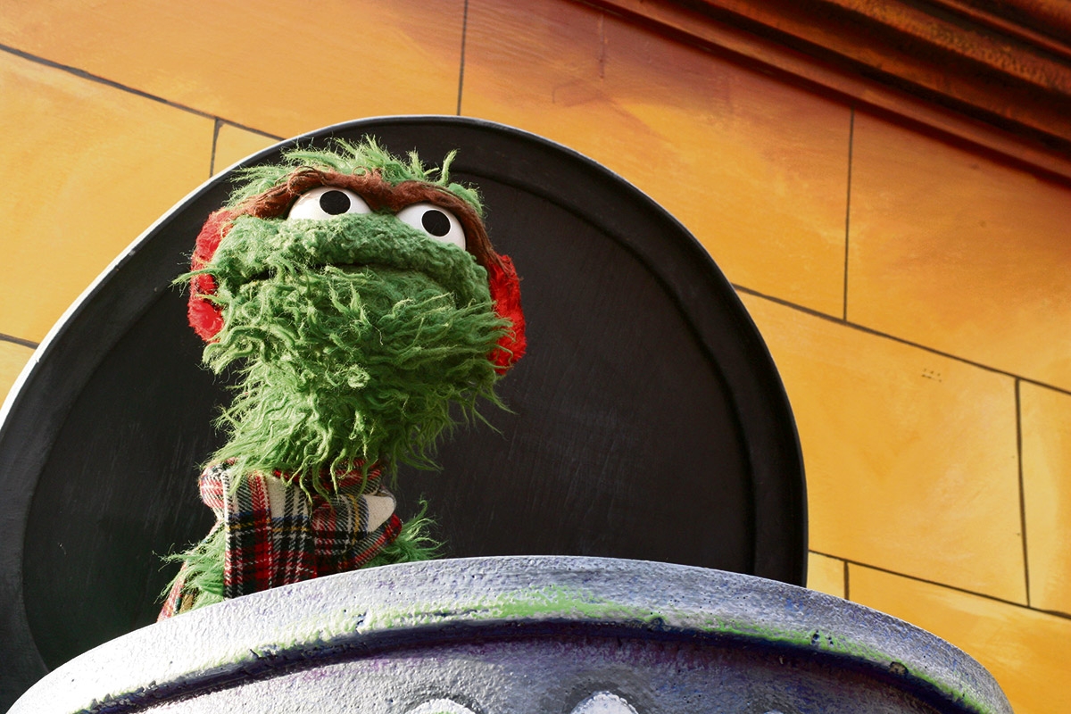 Wohnt in einer Tonne und hält nichts von dem, was die Leute denken: Oscar the Grouch aus der Sesamstraße folgt dem Vorbild des klassischen Nonkonformisten Diogenes von Sinope