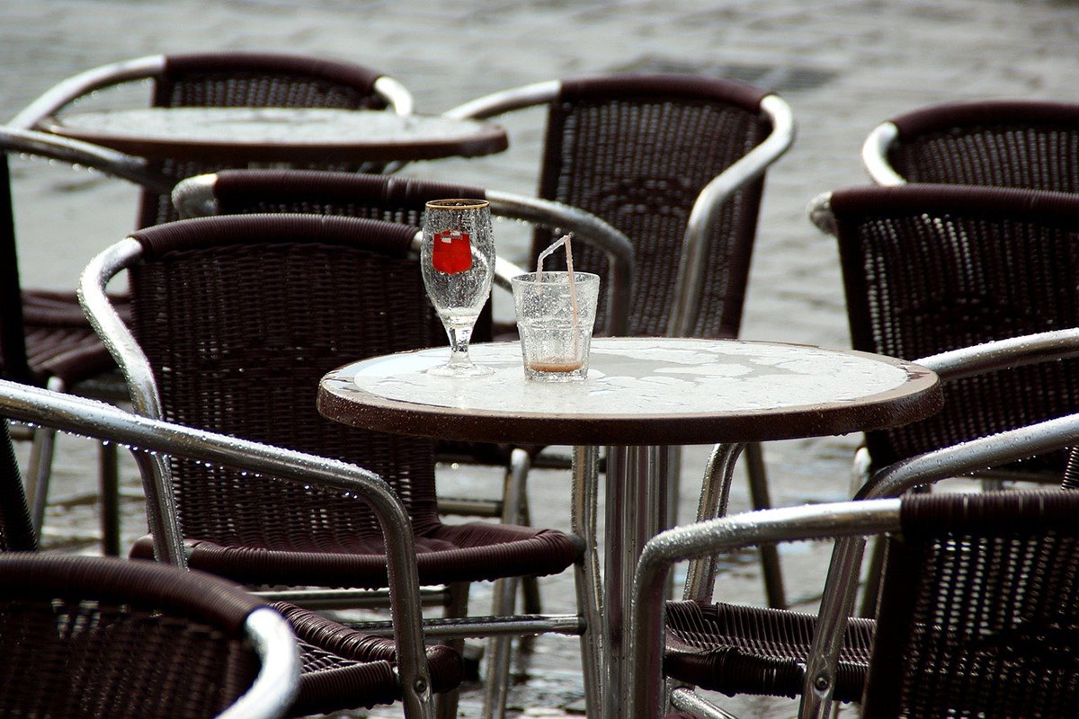 Glas und Flasche im Regen